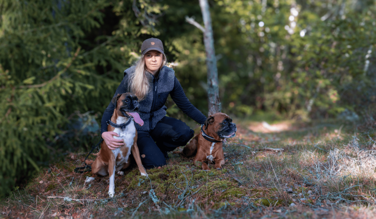 Raw for Paws ambassadör Nikolina med sina boxrar Leia och Doris.