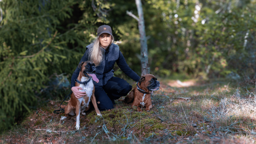 Raw for Paws ambassadör Nikolina med sina boxrar Leia och Doris.